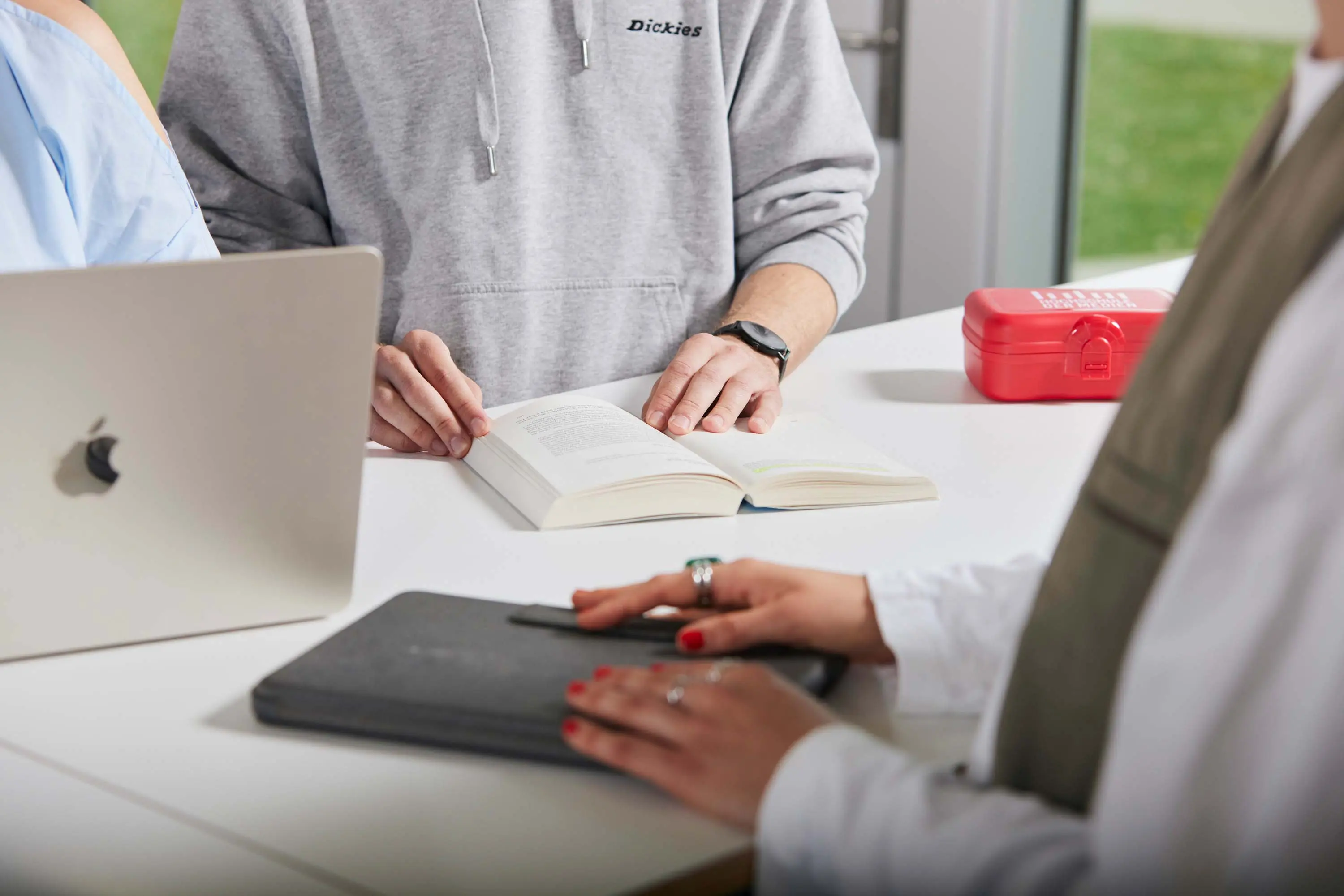 Studierende arbeiten im Team.