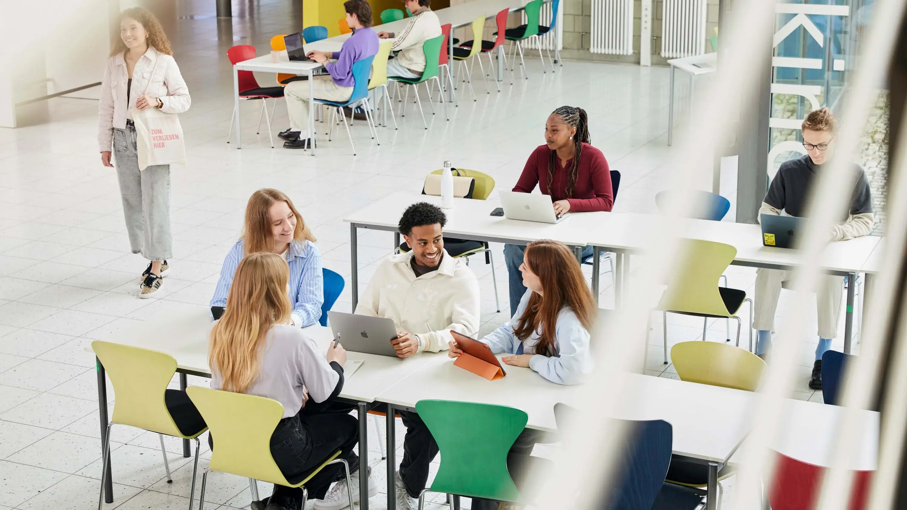 Studierende arbeiten gemeinsam an der Lernbar.