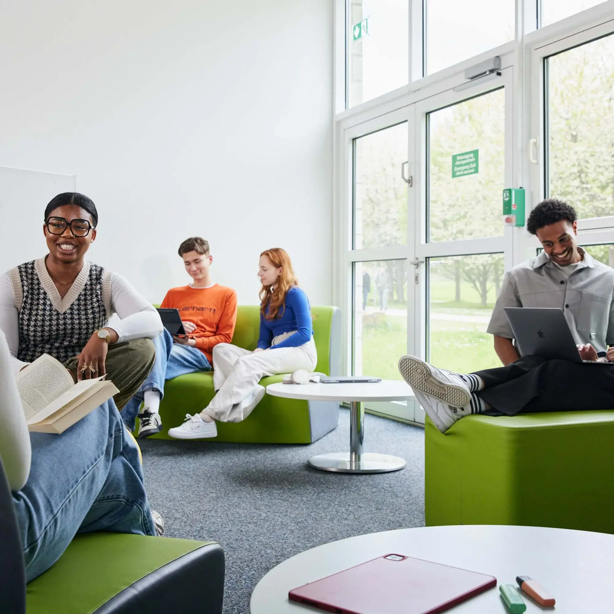 Studierende lernen und arbeiten in verschiedenen Sitzgelegenheiten.