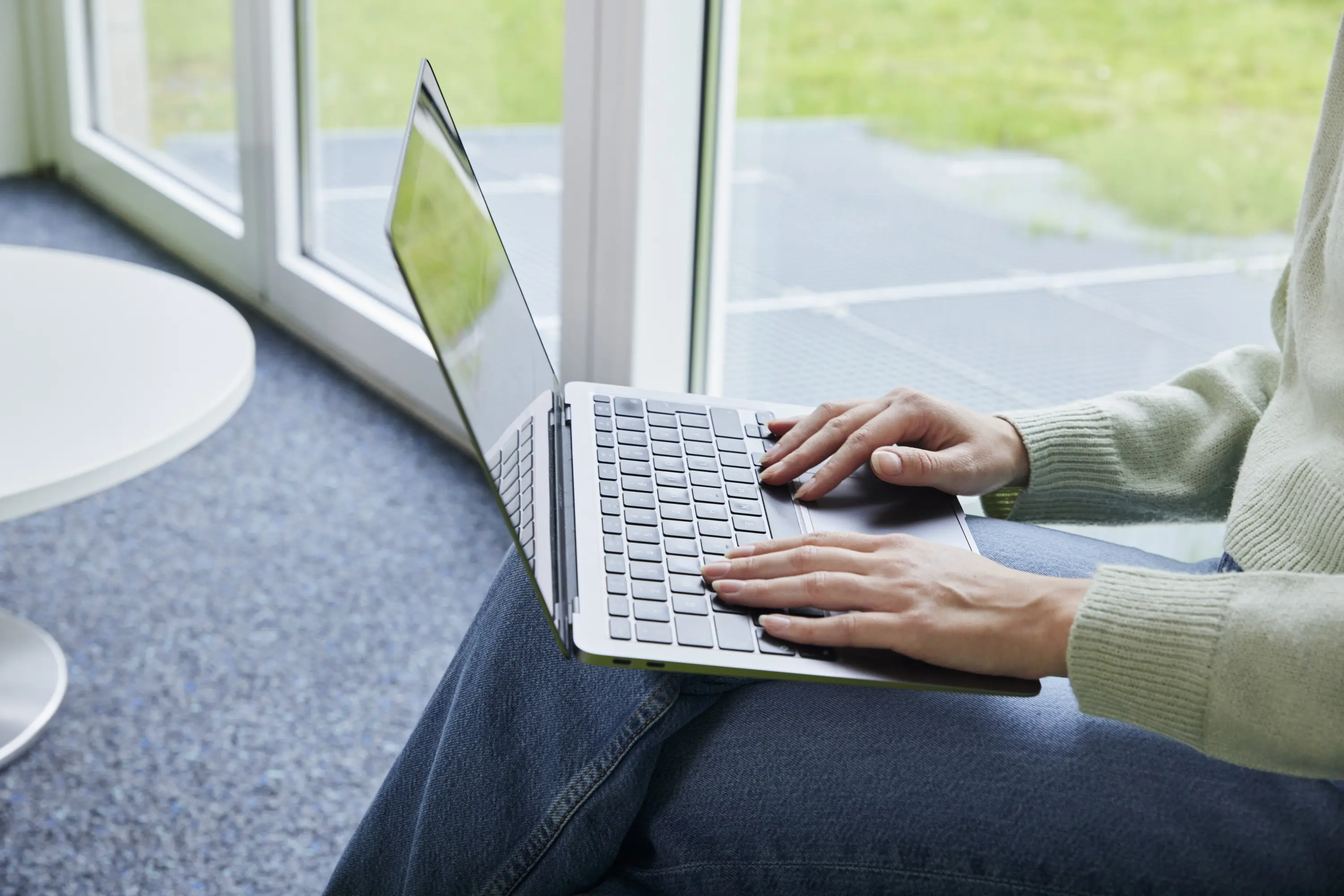 Eine Person arbeitet am Laptop.