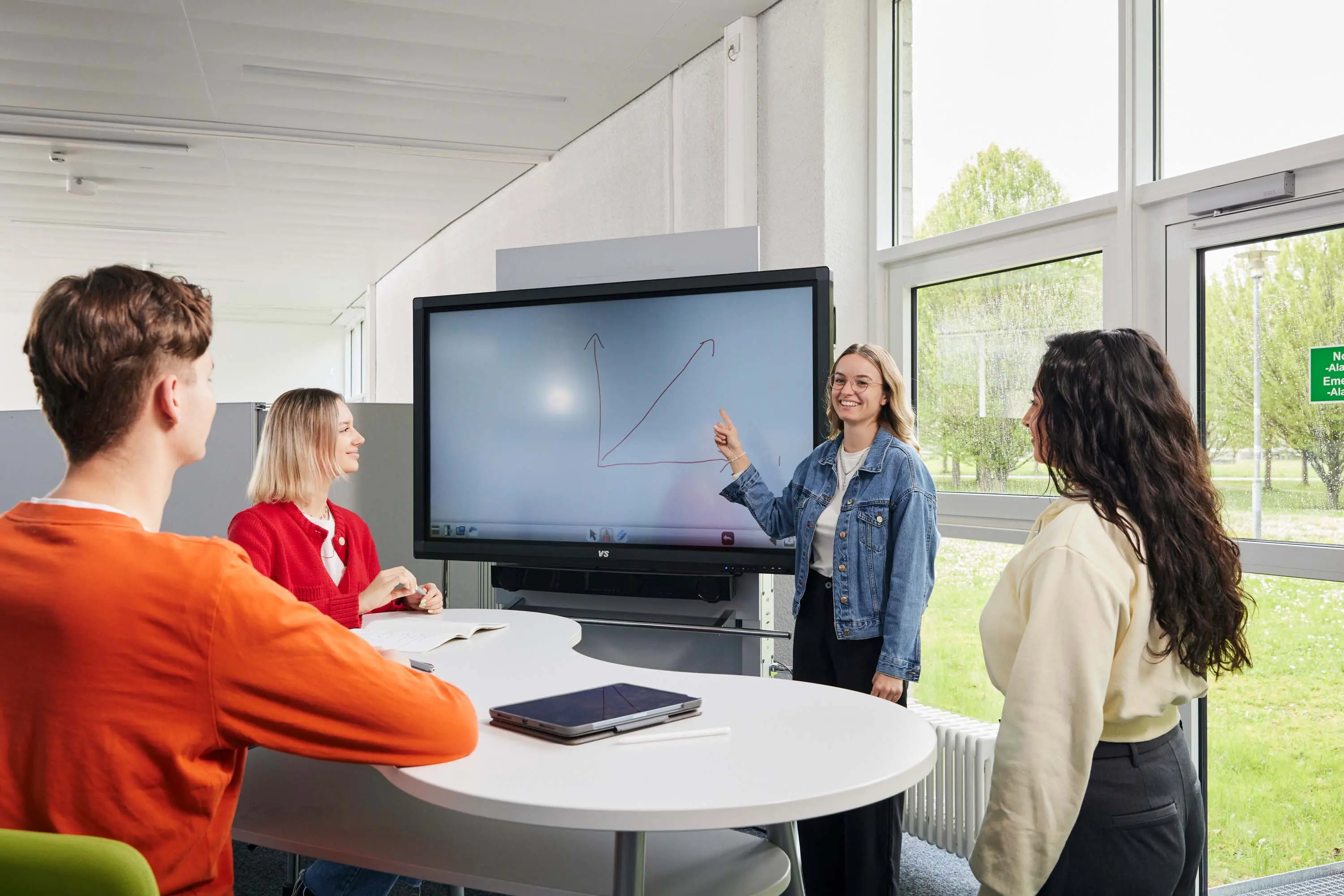 Studierende arbeiten gemeinsam in der Lernwelt der Hochschule der Medien.