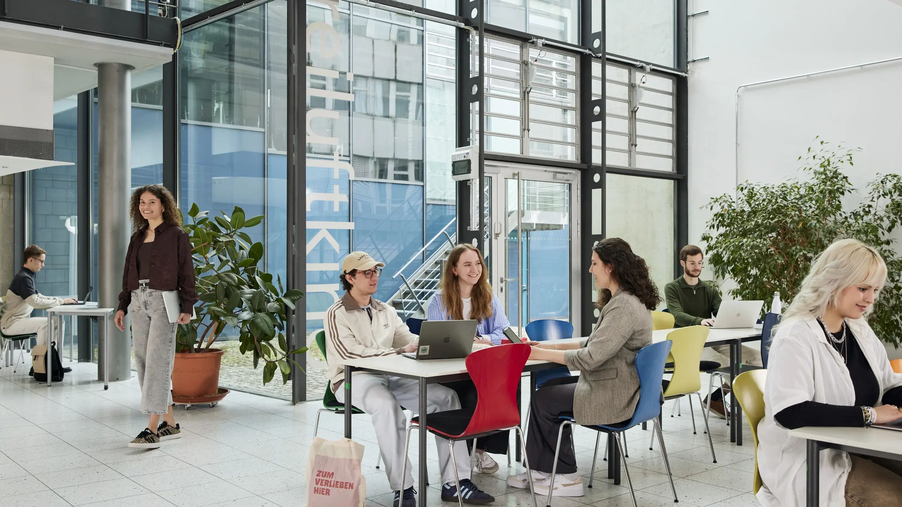 Gruppe von Studierenden, die gemeinsam arbeiten.