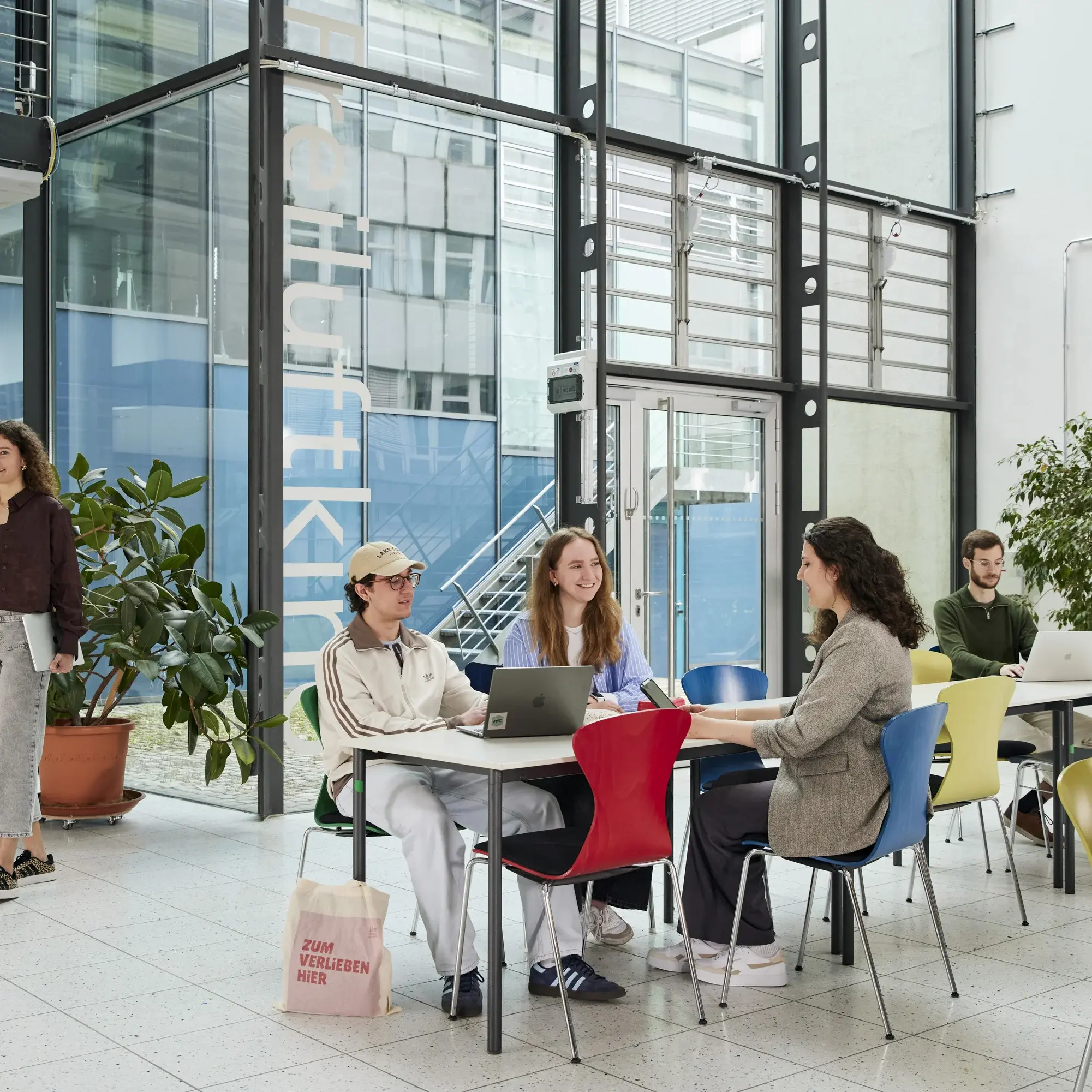 Gruppe von Studierenden, die gemeinsam arbeiten.