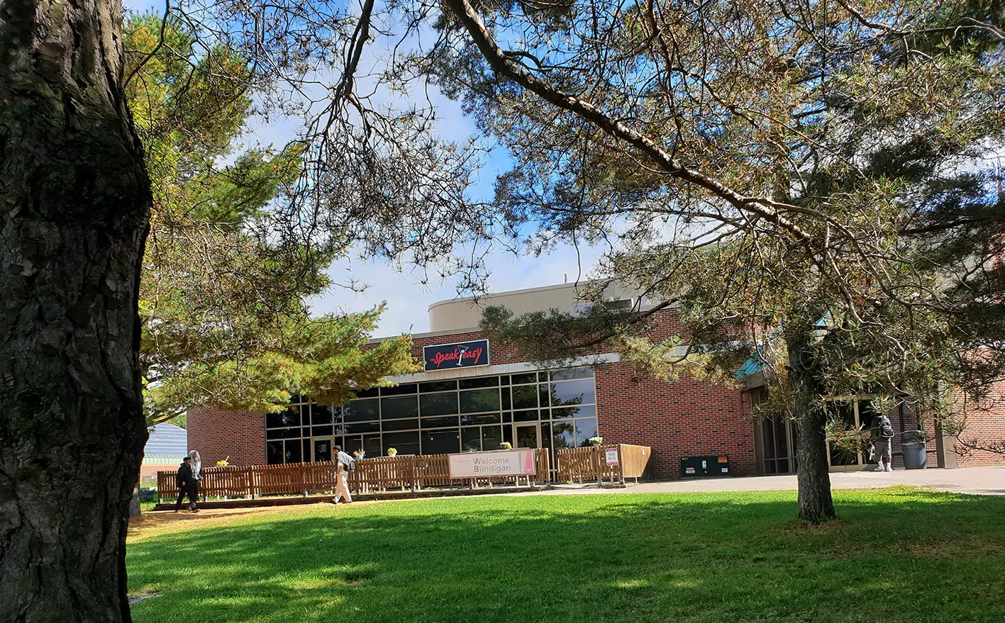 Algoma Campus mit Blick auf Außenbereich Cafeteria