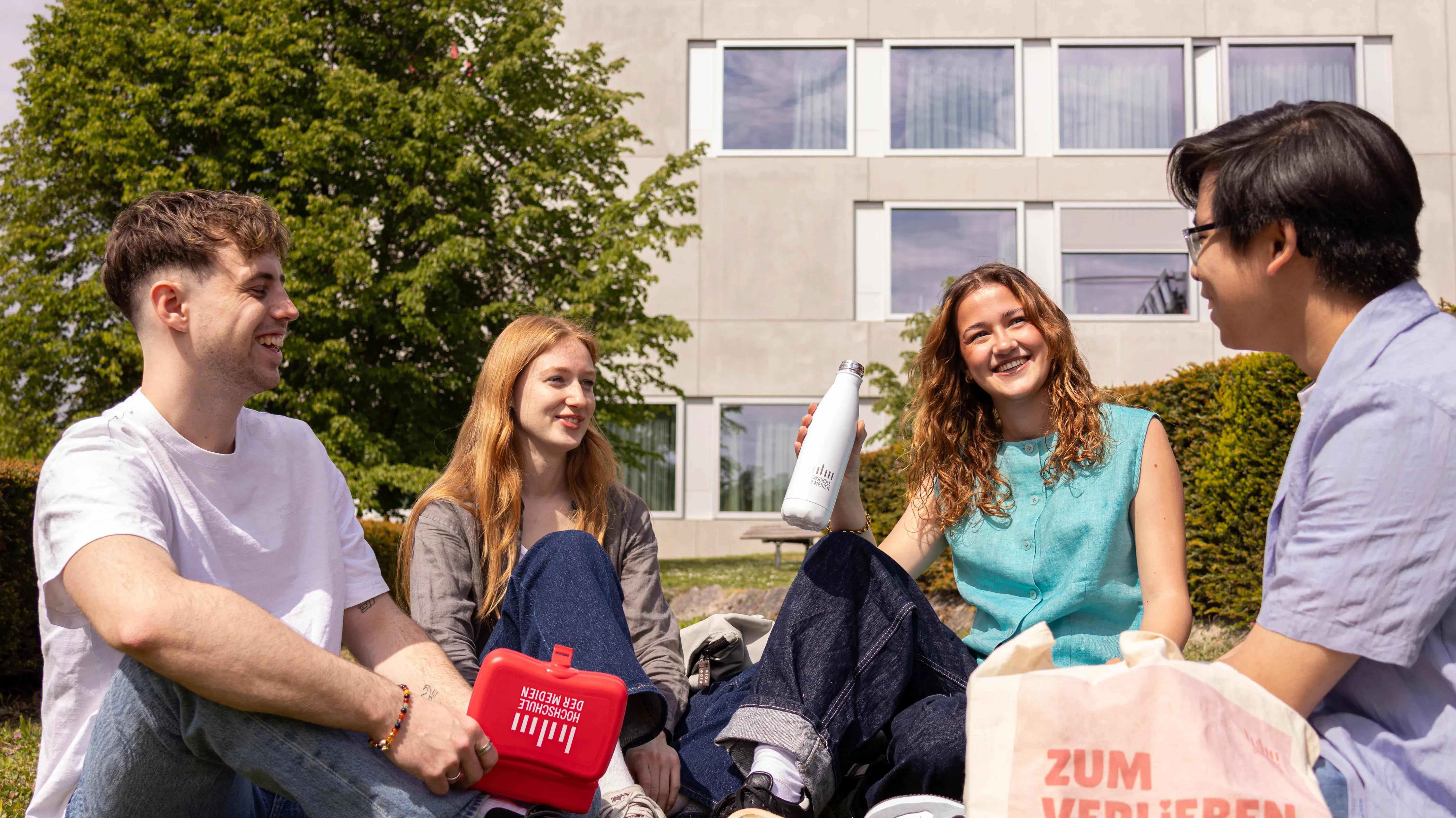 Studierendengruppe vor dem Gebäude N10a.