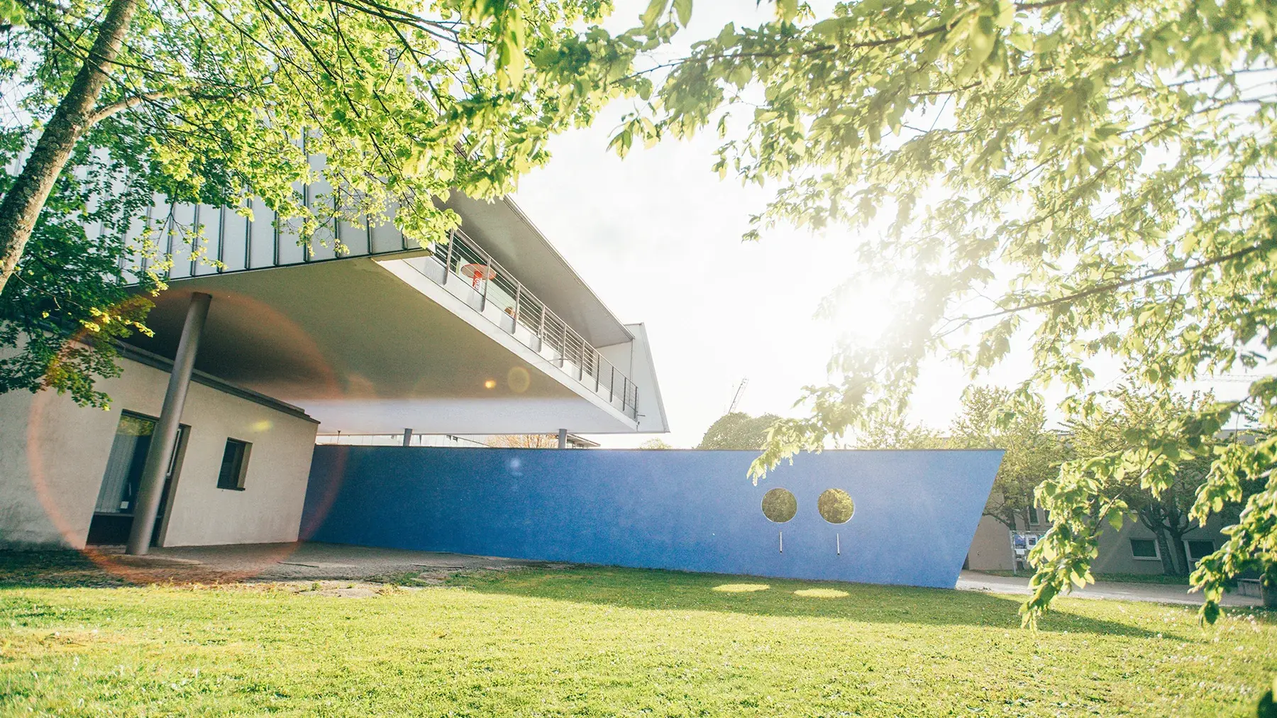 Das Hauptgebäude der Hochschule der Medien im Grünen.