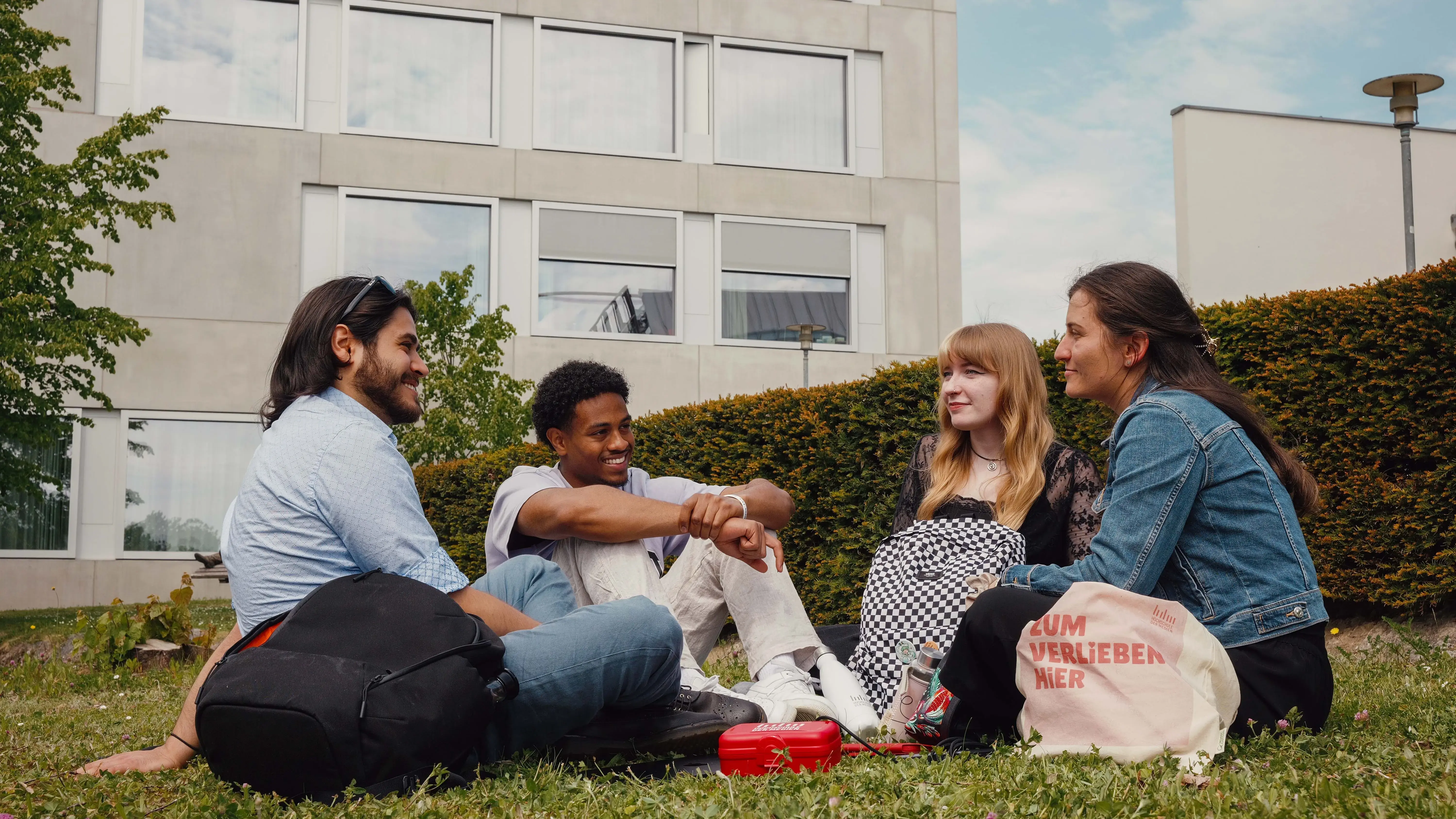 Studierende picknicken auf dem Campus der Hochschule der Medien.