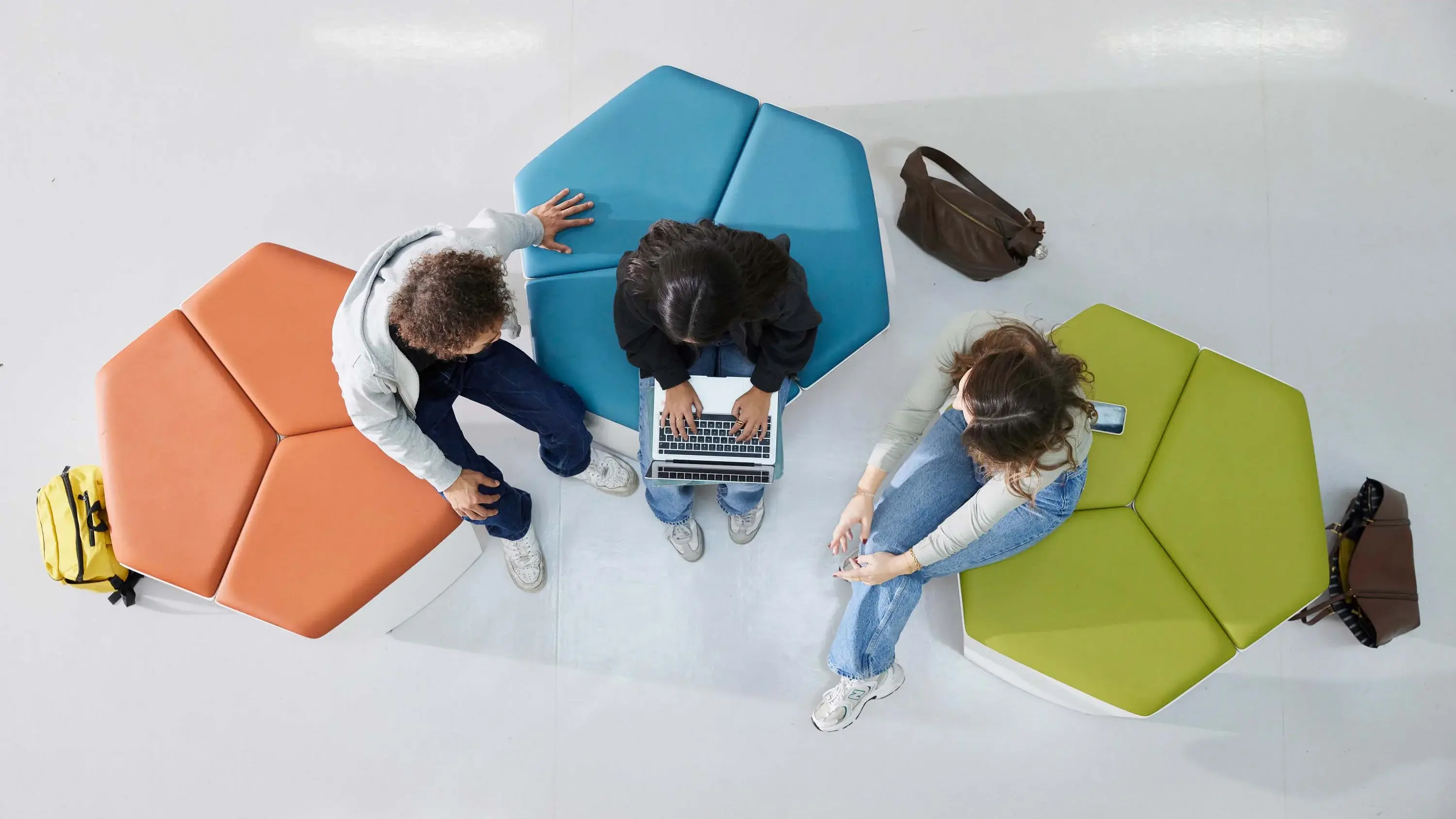 Sicht von oben auf Studierende bei der Gruppenarbeit.