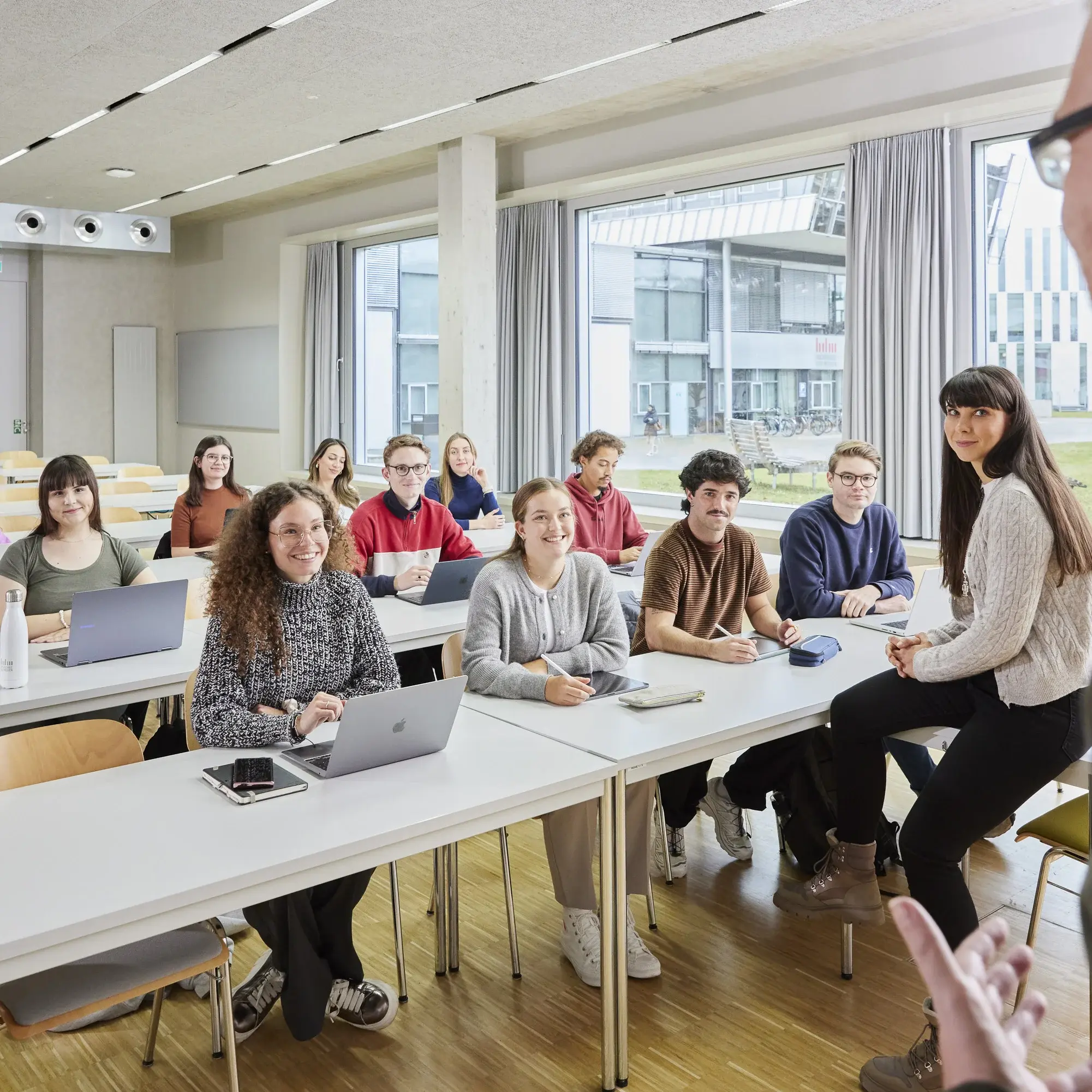 Ein Professor mit seinen Studierenden in der Vorlesung.