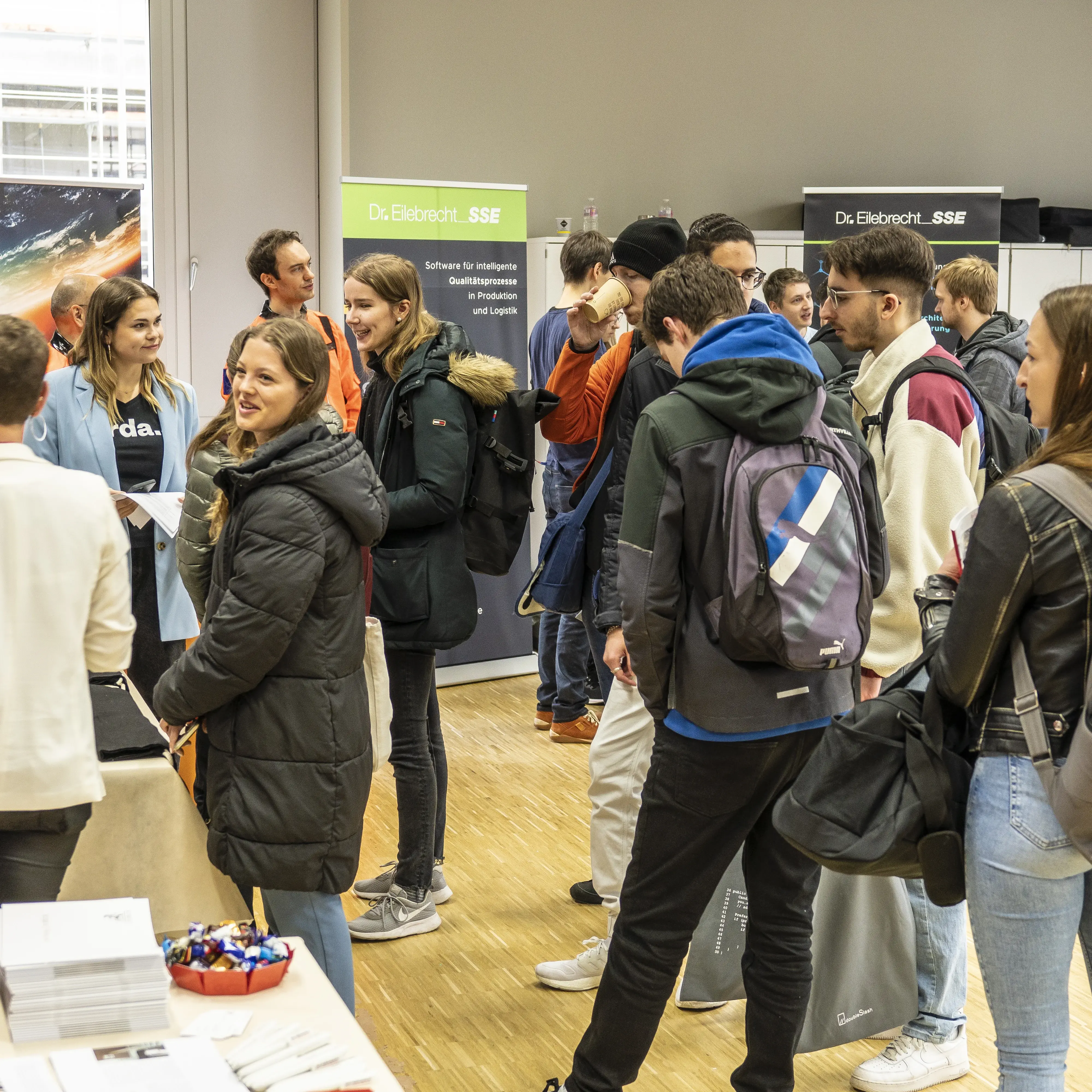 Draufsicht auf die Recruitingmesse KarriereMarktplatz.