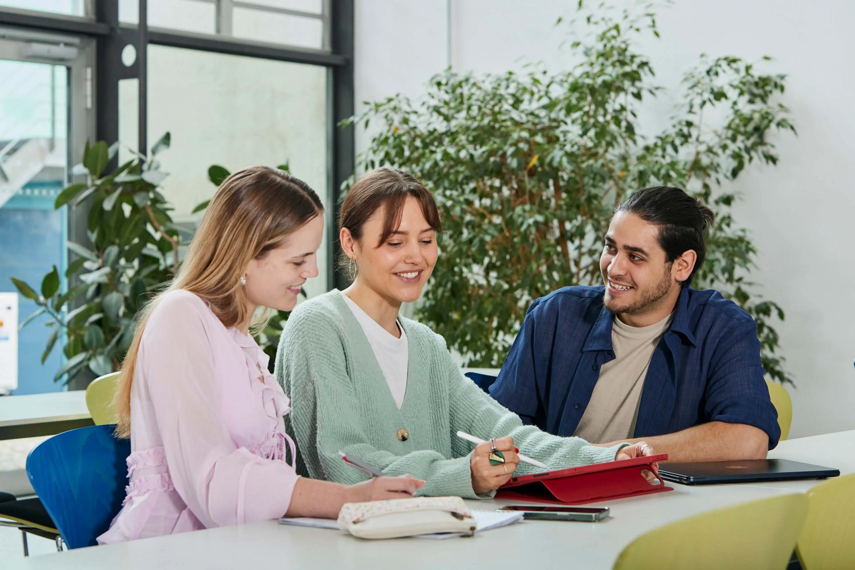 Studierende arbeiten gemeinsam an der Lernbar.