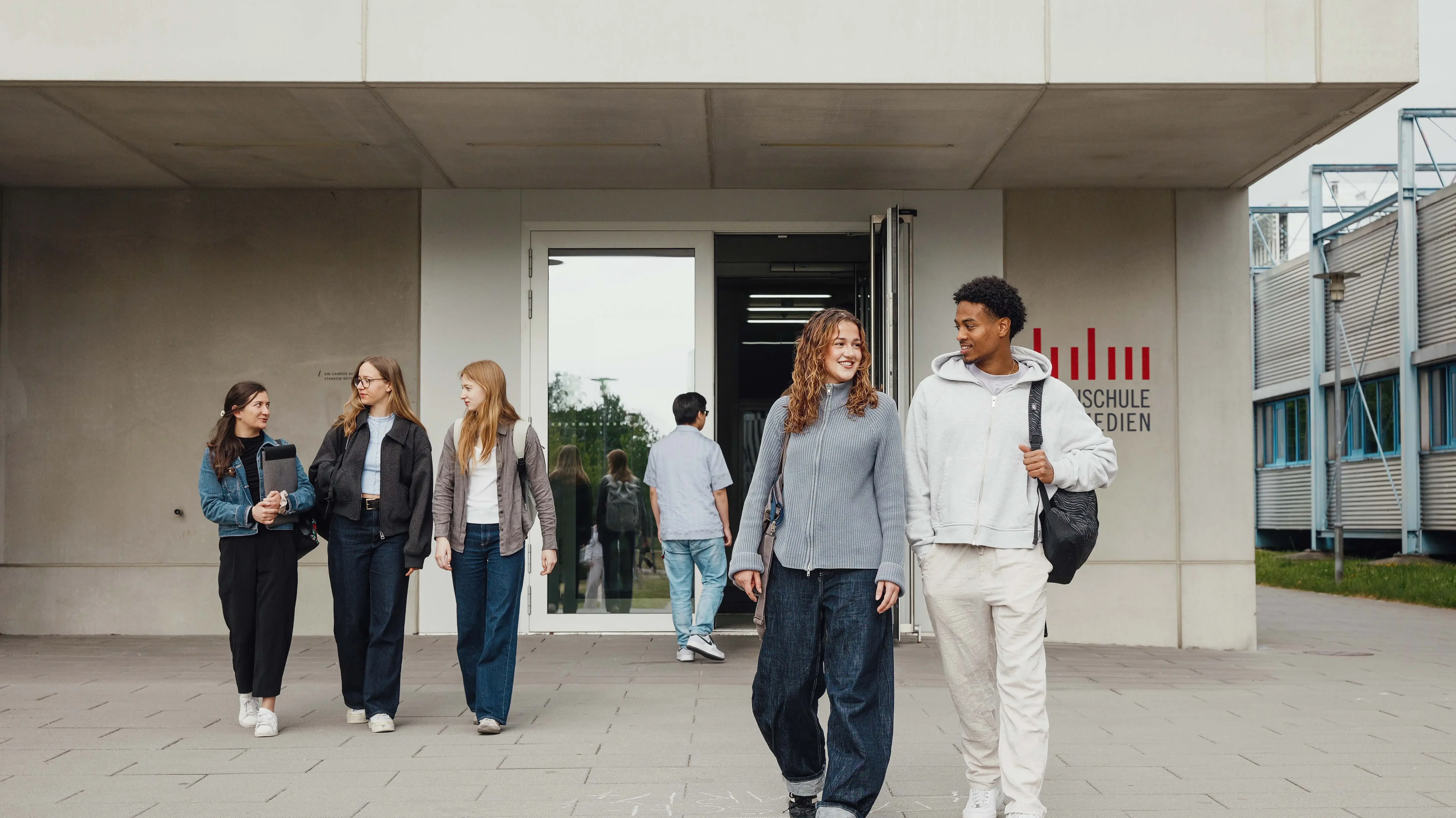 Studierendengruppe vor dem Gebäude N10a.