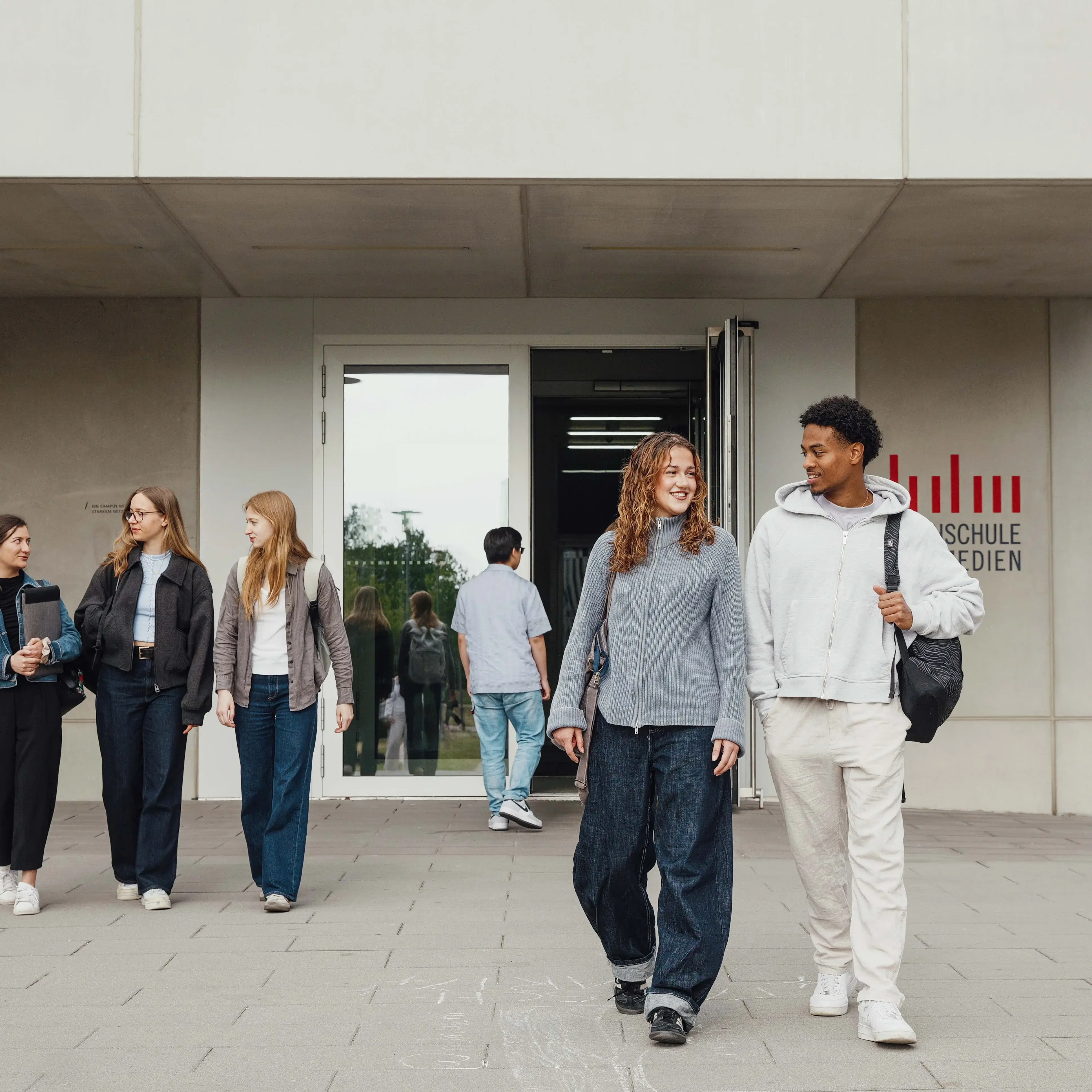 Studierendengruppe vor dem Gebäude N10a.